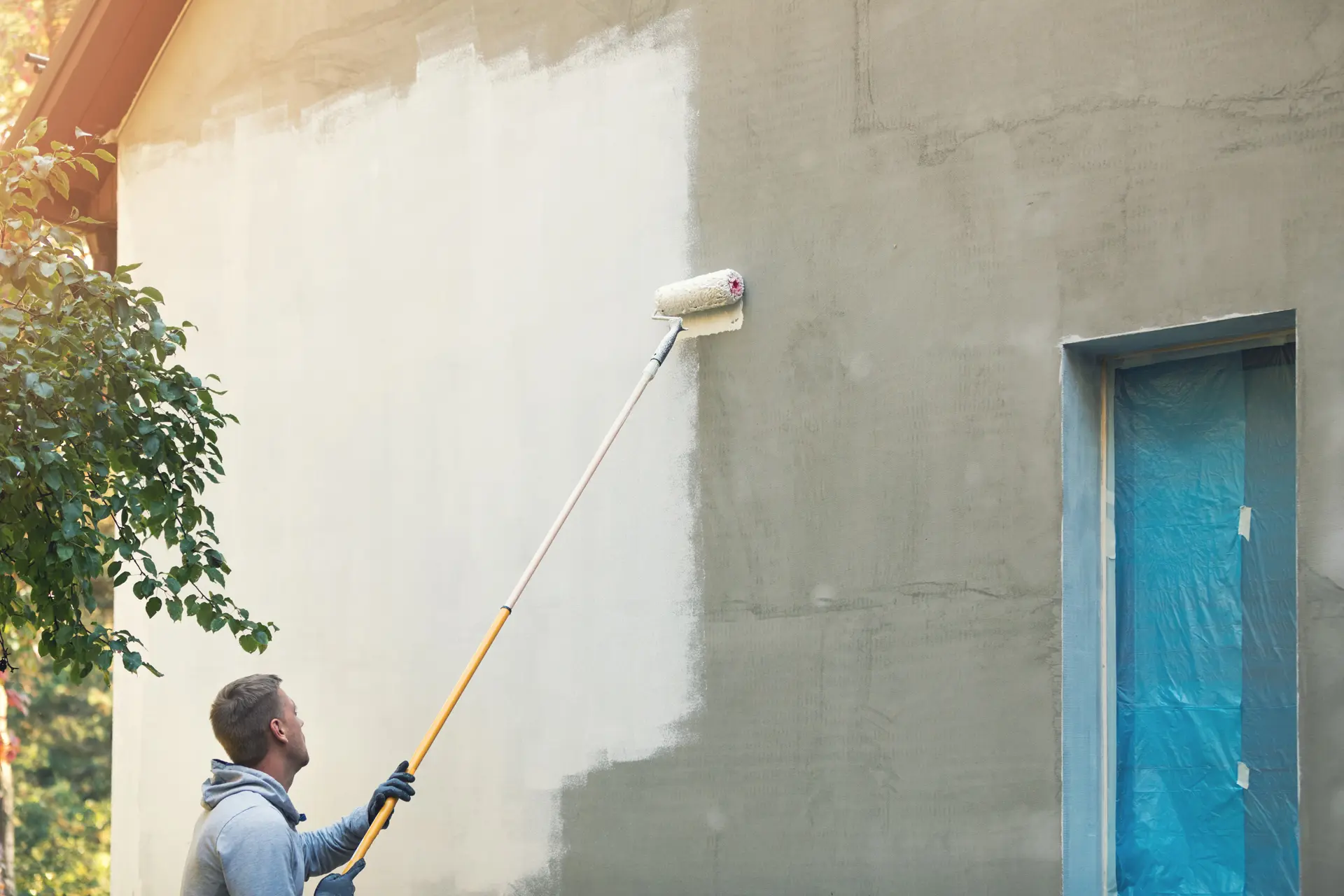 Pintor trabajando en una fachada en San Vicente